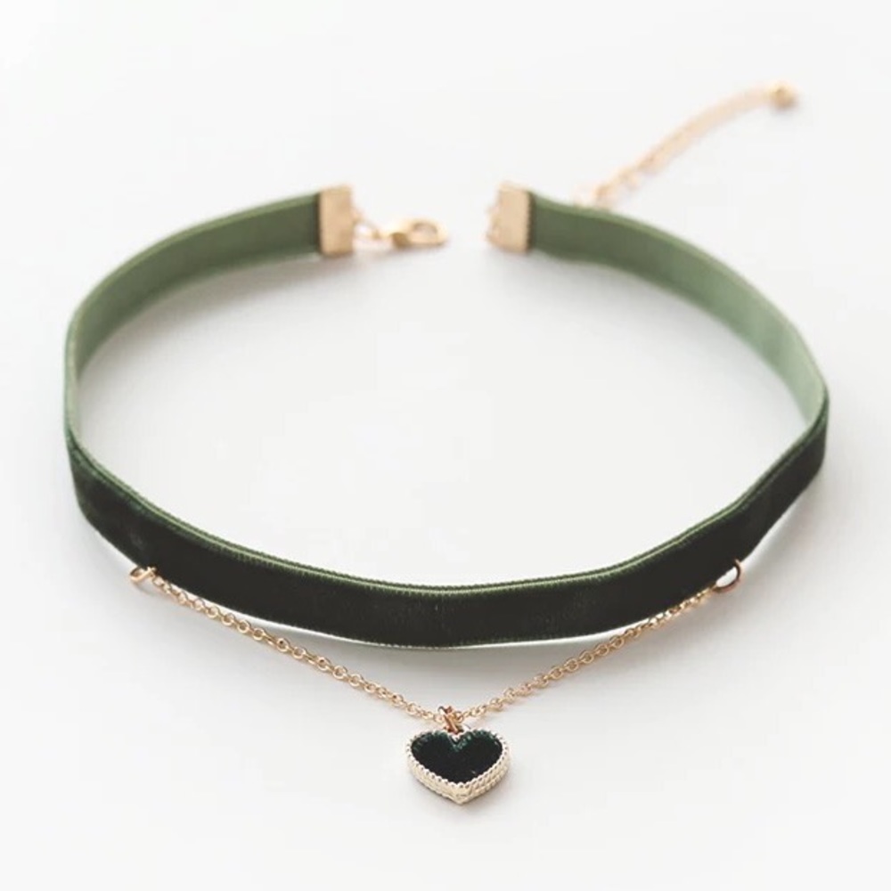 Velvet choker with heart pendant